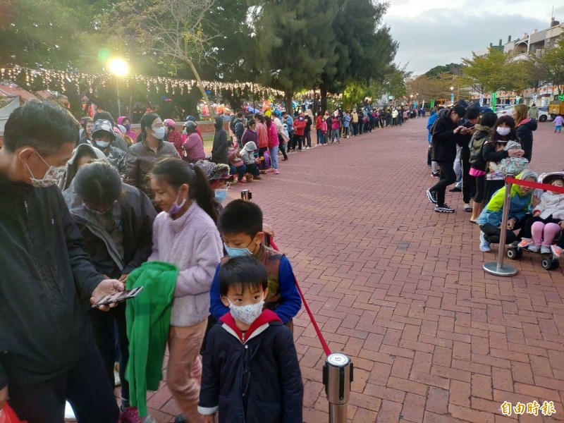 比口罩還熱門！鹿港又見大排長龍 這次是為金鼠小提燈