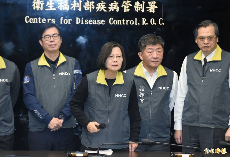 醫師吳欣岱發起醫療人員連署，支持政府堅守防疫底線，守護台灣珍貴的醫療資源。圖為總統蔡英文前往中央流行疫情指揮中心慰問。（記者廖振輝攝）