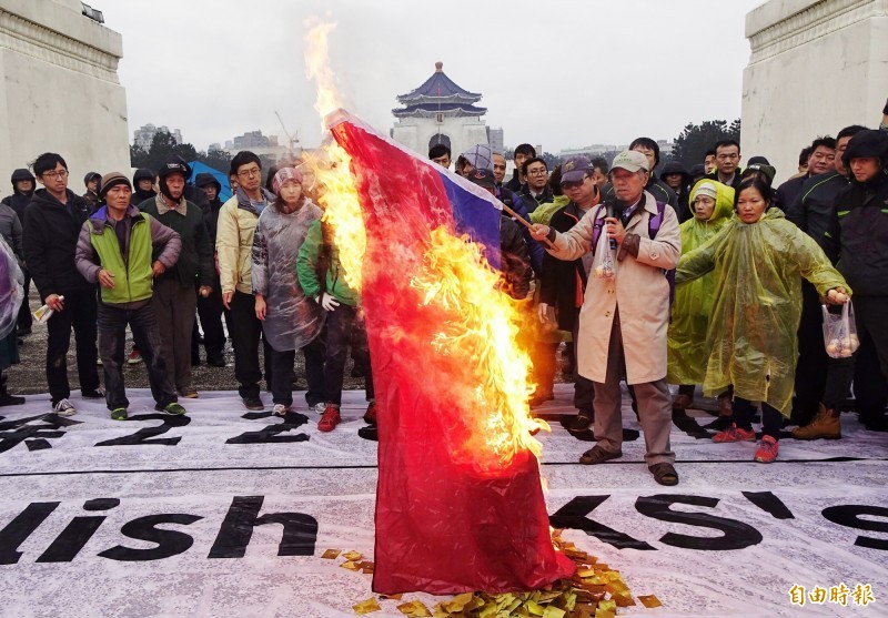 台北法院認為李嘉宇是在表達政治意見，揚言燒國旗的言論屬「象徵性言論」，判處無罪，但二審認為此表達方式沒有必要性與合理性，改判有罪。圖為自由台灣黨等團體2017年228赴中正紀念堂要求拆蔣銅像，並焚燒國旗。（資料照）
