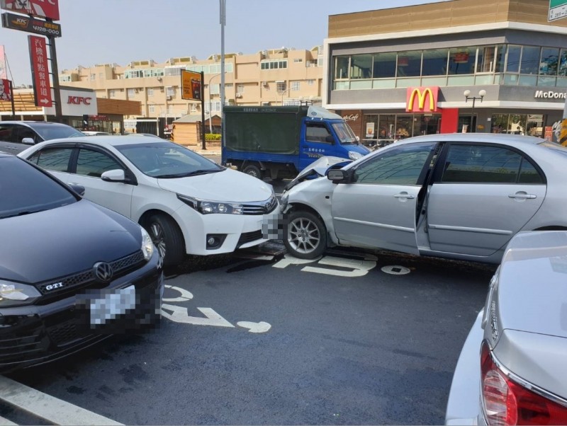 嘉義市發生4車連環撞車禍。（記者林宜樟翻攝）