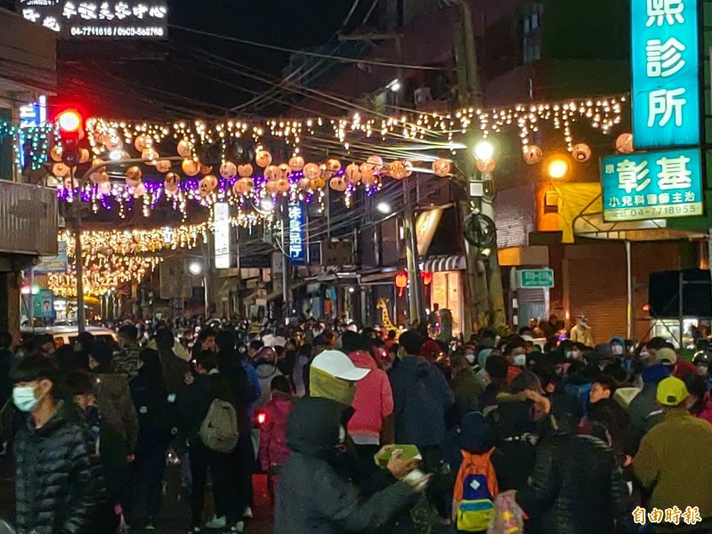 鹿港「頂番鬧元宵」讓頂番婆地區變為不夜城，街道完全擠爆。（記者劉曉欣攝）