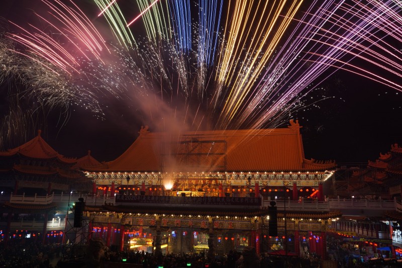 台南聖母廟元宵搶春牛煙火秀越夜越美麗 生活 自由時報電子報