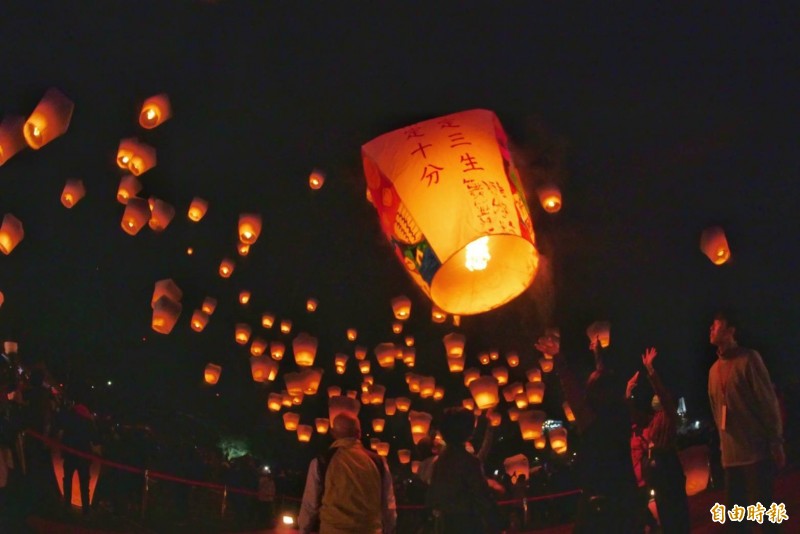 上百盞天燈冉冉上升，照空平溪夜空，為台灣民眾的平安健康，向上蒼祈福。（記者翁聿煌攝）