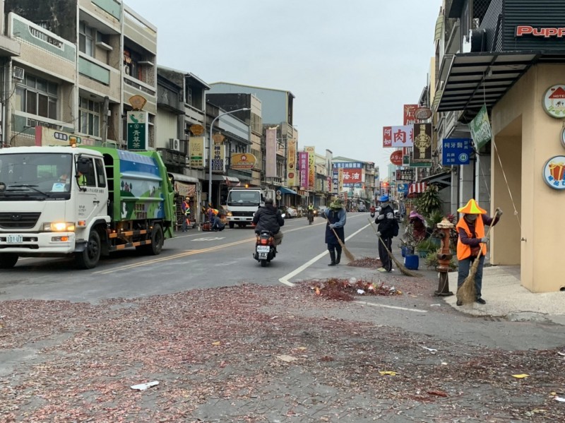 台南鹽水和鹿耳門聖母廟元宵夜活動，吸引大批民眾參加，活動結束後也留下滿地垃圾，環保局動員清潔人員清理迅速恢復市容。（南市環保局提供）