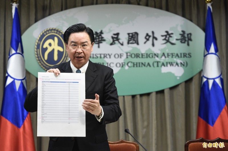 媒體報導模里西斯禁止台灣人入境，但外交部查證後表示此事不屬實。圖為日前外交部長吳釗燮說明義大利、越南停航一事。（資料照）