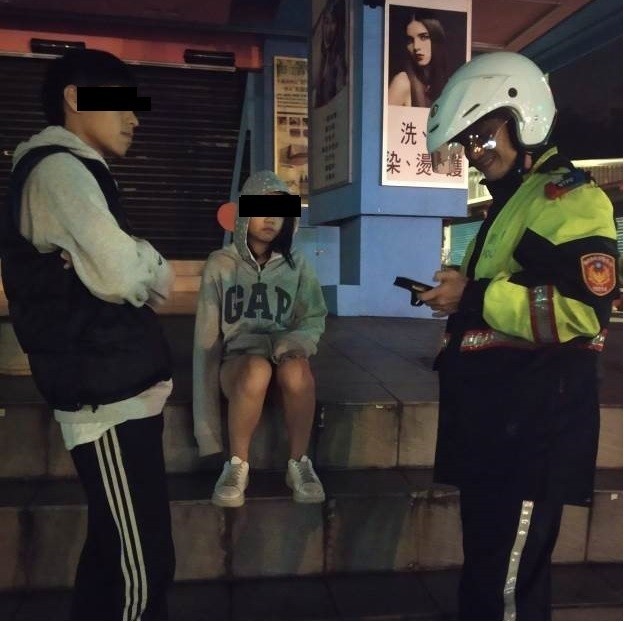 警方上前盤查逗留的年輕男女，一查之下發現未成年少女為失蹤人口。（警方提供）