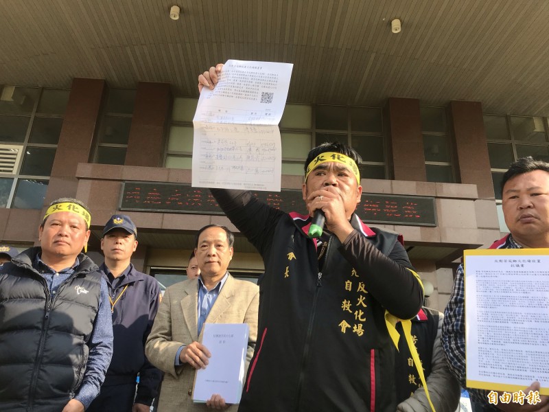 反火化場自救會今天到公所抗議，並遞交反對設置的連署書。（記者顏宏駿攝）