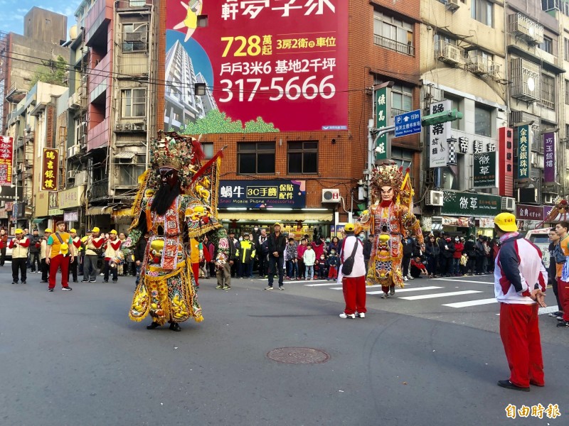 桃園景福宮昨天在大溪、桃園區遶境祈福。（記者魏瑾筠攝）