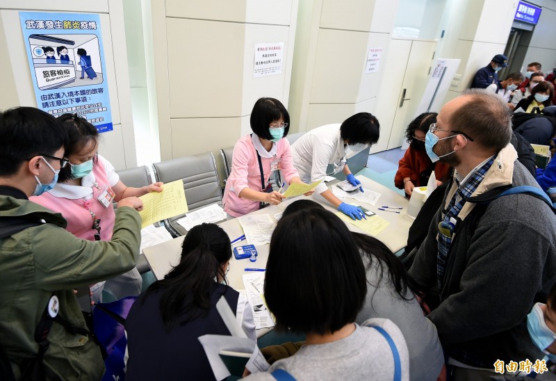 桃園機場檢疫站目前由護理人員在登機口回收旅客入境健康聲明卡、健康評估及開立居家檢疫通知書。（資料照，記者朱沛雄攝）