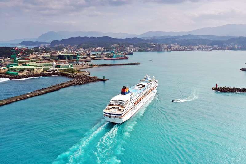 The SuperStar Aquarius cruise ship sails into the Port of Keelung yesterday.
Photo courtesy of JPwalker