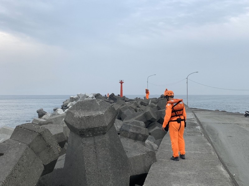 海巡署出動艦艇配合岸上人員海域搜尋疑似落海蔡姓漁民，但至目前仍一無所獲。（記者蘇福男翻攝）