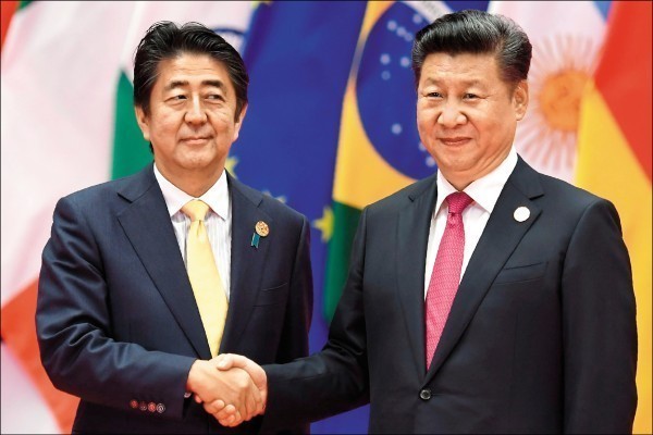 為了協助中國防疫，日本首相安倍晉三（圖左）所屬的執政黨自民黨發起捐款活動，國會議員每人捐5000日圓（約新台幣1370元）給中國政府，但消息曝光後，遭許多日本網友罵翻。圖右為中國國家主席習近平。（資料照，法新社）