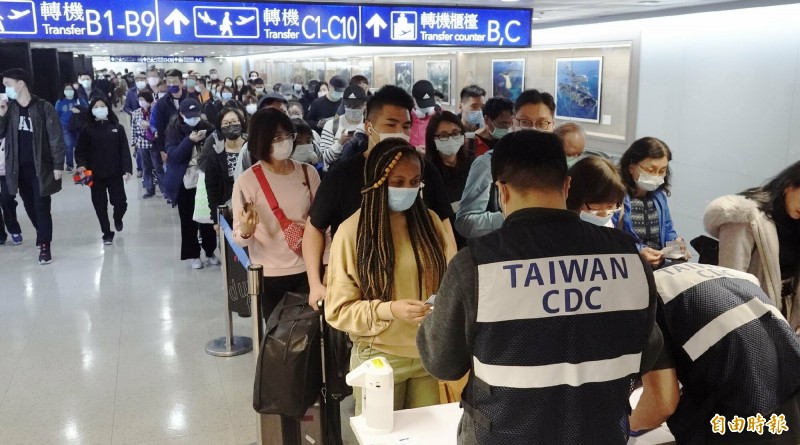 機場防疫措施今無預警升級！桃園機場下午三點起實施所有入境航班、旅客一律要填寫入境旅客健康聲明卡，首當其衝的阿聯酋445名旅客，排隊填寫人龍長達數百公尺。（記者姚介修攝）