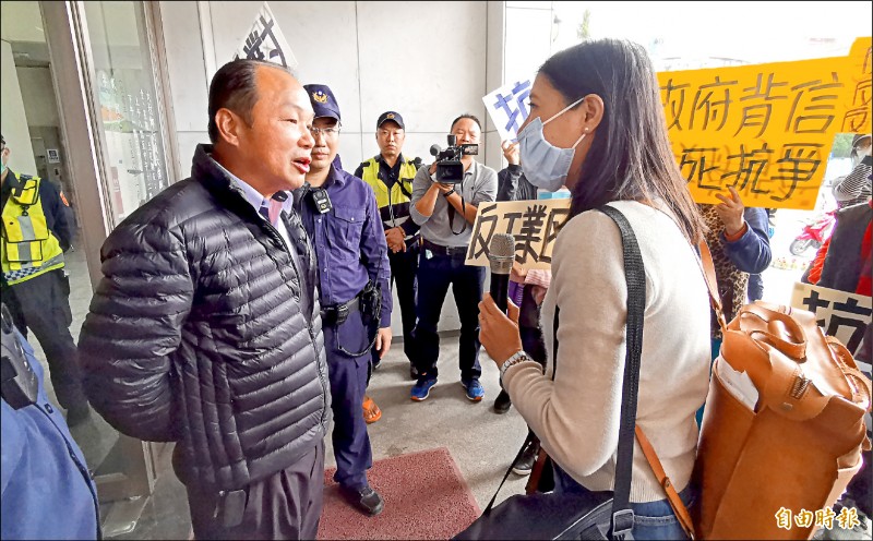 抗議民眾要求進場旁聽，遭大村鄉長游盛（左）否決，氣氛劍拔弩張。（記者陳冠備攝）