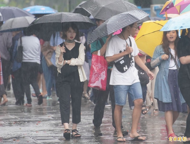 明天上半天高溫可達29度，但中午之後將逐漸轉為全台有雨，出門記得攜帶雨具備用。（資料照）