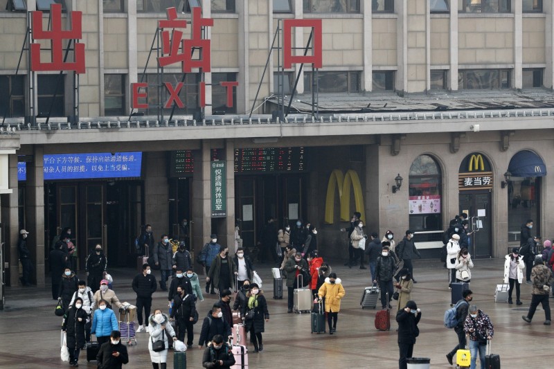 因應武漢肺炎疫情，中國國鐵集團宣布禁售無座車票。圖為北京車站。（美聯社）