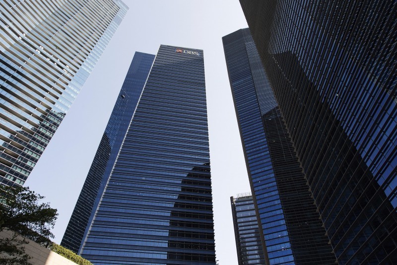 濱海灣金融中心（MBFC）第三大廈43層樓的星展銀行亞洲中央辦公室，有一名昨日接受病毒檢驗的員工在今日驗出感染武漢肺炎。（彭博）