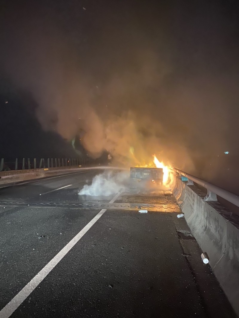 深夜小貨車行駛快速道路，竟發生火燒車。（記者詹士弘翻攝）