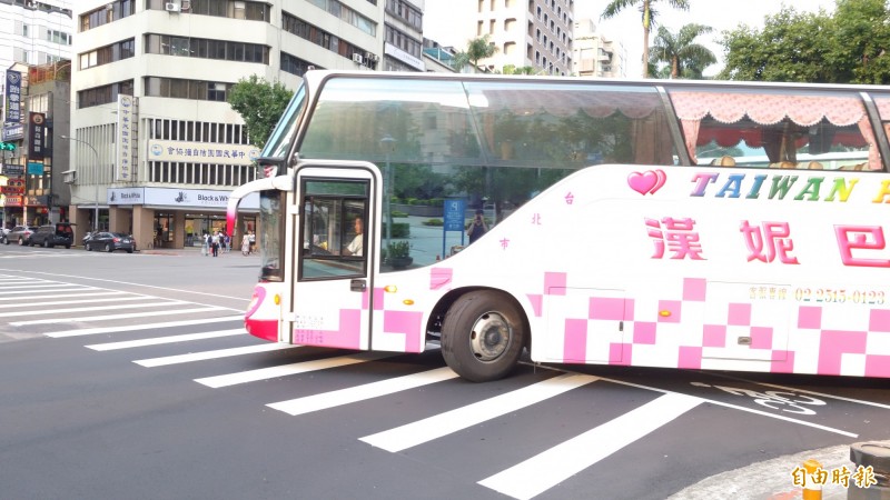 遊覽車生意少六、七成,公會全聯會認同政府提紓困協助業者。(資料照,記者鄭瑋奇攝) 遊覽車生意少六、七成,公會全聯會認同政府提紓困協助業者。(資料照,記者鄭瑋奇攝)