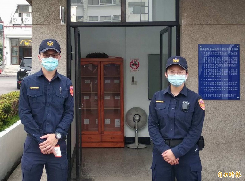 警署發口罩保護全國8萬警察大軍，其中保四總隊獲4100片口罩，員警口罩執勤安全有保障。（記者湯世名攝）