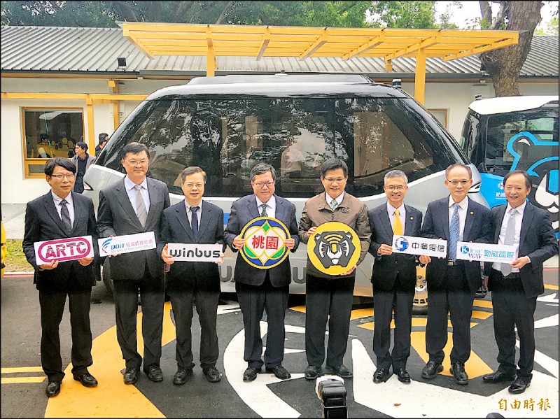 交通部長林佳龍（右四）、市長鄭文燦（左四）推薦自駕車是智慧交通趨勢。（記者謝武雄攝）