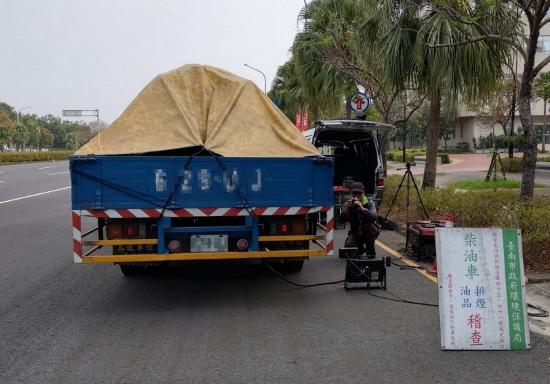 南市環保局表示，舊大型柴油車現在申請汰舊換新，購車費用最高可節省約百萬元，呼籲車主把握汰舊補助的機會。（南市環保局提供）