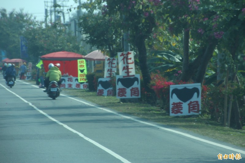 台一線屏東路段的菱角攤。（記者陳彥廷攝）