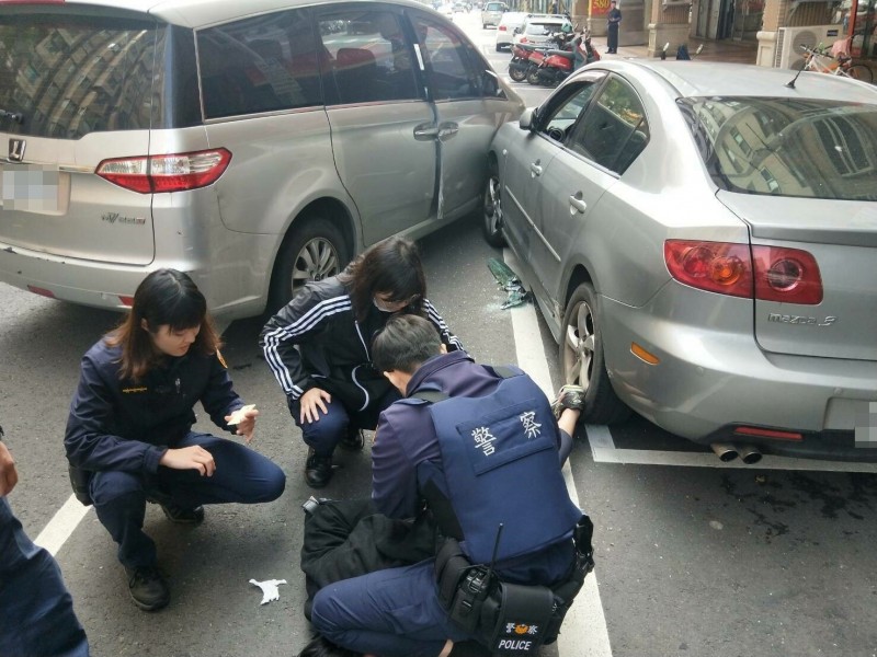 員警將竊賊壓制在地。（中壢警分局提供）