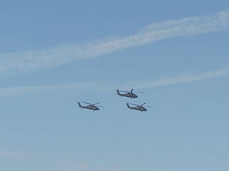 空軍嘉義基地救護隊黑鷹直升機編隊飛行。（取自立委陳明文臉書）