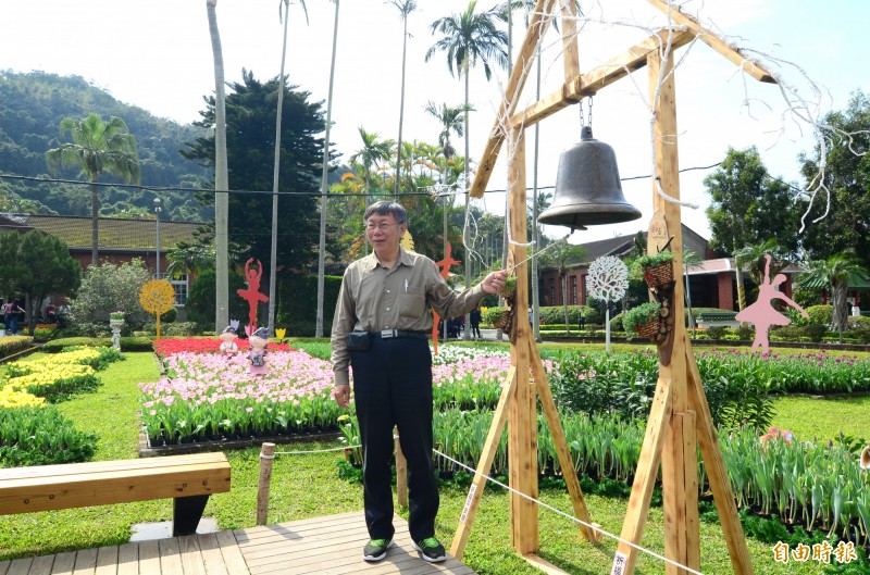 台北市長柯文哲出席士林官邸鬱金香展，柯文哲參觀鬱金香展示園區。（記者王藝菘攝）