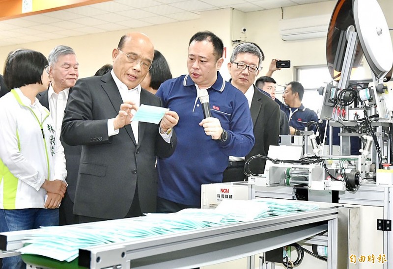 Premier Su Tseng-chang, third left, examines a mask at Nonwoven Converting Machinery Co’s factory in New Taipei City’s Yingge District yesterday accompanied by Minister of Economic Affairs Shen Jong-chin, second left, and Democratic Progressive Party Legislator Lin Shu-fen, left.
Photo: Tu Chien-jung, Taipei Times Premier Su Tseng-chang, third left, examines a mask at Nonwoven Converting Machinery Co’s factory in New Taipei City’s Yingge District yesterday accompanied by Minister of Economic Affairs Shen Jong-chin, second left, and Democratic Progressive Party Legislator Lin Shu-fen, left.
Photo: Tu Chien-jung, Taipei Times