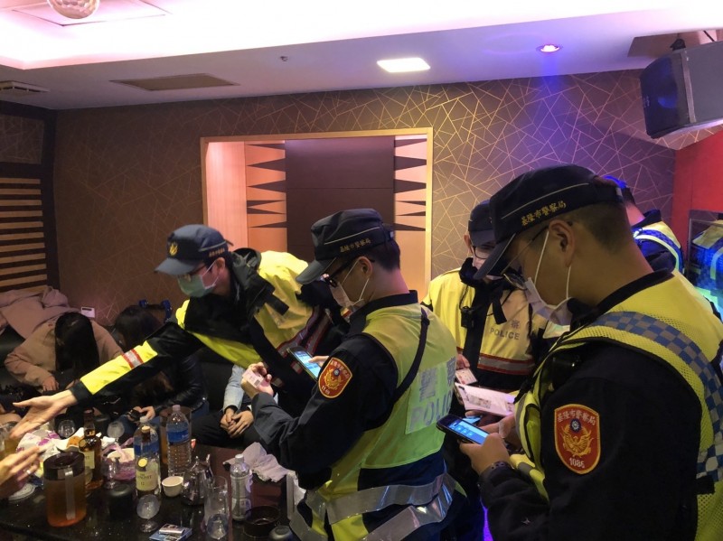 蔡姓士官與妻子到卡拉OK歡唱過情節節,遭3名歹徒持刀捅成重傷,警方16小時逮到3嫌。基隆市警一分局分局長婁子才為了安定民心,今天凌晨2時許,機動召集偵查隊、各派出所線上30多名警力,對該間KTV進行臨檢,威力掃蕩,防止暴力犯罪發生。(記者林嘉東翻攝) 蔡姓士官與妻子到卡拉OK歡唱過情節節,遭3名歹徒持刀捅成重傷,警方16小時逮到3嫌。基隆市警一分局分局長婁子才為了安定民心,今天凌晨2時許,機動召集偵查隊、各派出所線上30多名警力,對該間KTV進行臨檢,威力掃蕩,防止暴力犯罪發生。(記者林嘉東翻攝)
