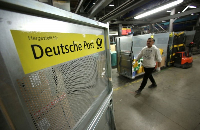 德國郵政（Deutsche Post）14日宣布，因應武漢肺炎疫情，將停止接收寄往中、港、澳地區的包裹。（路透）