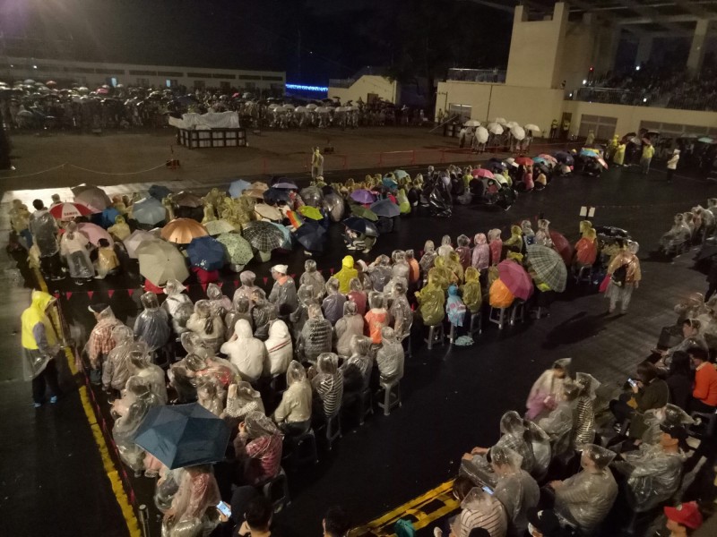 15日下雨仍澆不熄民眾的熱情，到台灣燈會后里馬場園區排隊等看高空特技。（市府提供）