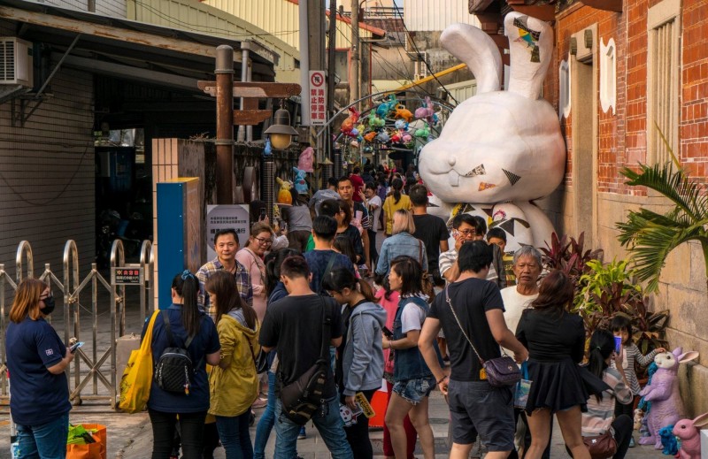 鹽水月津港燈節在橋南老街、連成巷等巷弄街區有「月光之城」作品助攻，白天便可見人潮。（記者楊金城翻攝）