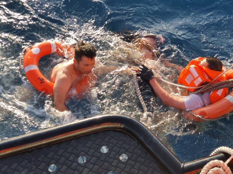 海巡人員搜救落海緬甸籍船員，赫見他雙臂被削斷。（記者洪臣宏翻攝）