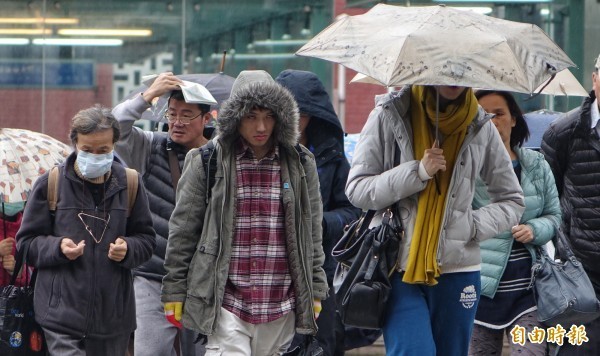 受鋒面通過影響，今晨嘉義以北有明顯降雨，局部地區有較大雨勢，且強冷空氣也緊接南下，今晚間北台灣平地最低氣溫估將降至10度以下。（資料照）