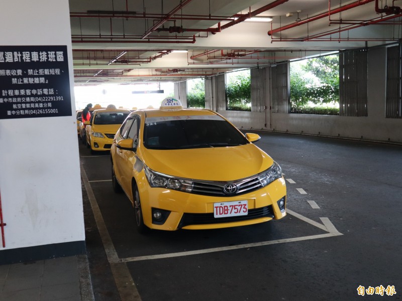 台中機場排班計程車皆為車牌「白底紅字」的合法計程車，未見「白牌車」。（記者歐素美攝）