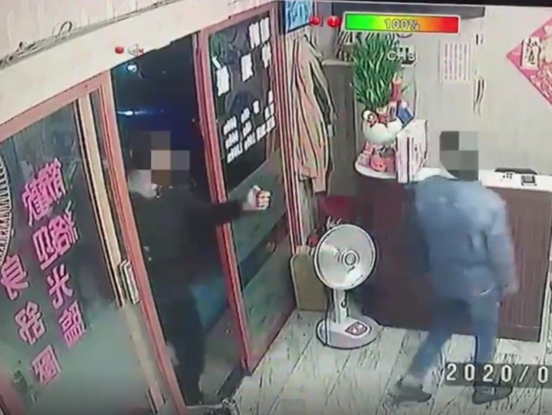 犯嫌持打火機恐嚇按摩店員。(記者王宣晴翻攝) 犯嫌持打火機恐嚇按摩店員。(記者王宣晴翻攝)