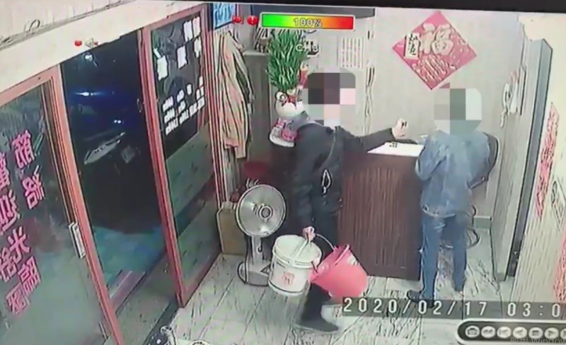 犯嫌持打火機恐嚇按摩店員。(記者王宣晴翻攝) 犯嫌持打火機恐嚇按摩店員。(記者王宣晴翻攝)