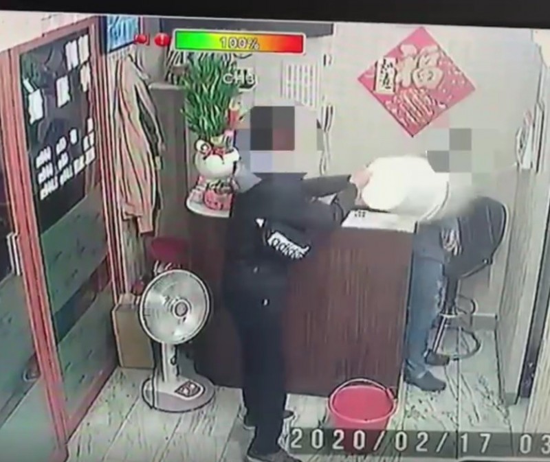 犯嫌朝店員潑灑汽油。(記者王宣晴翻攝)
犯嫌朝店員潑灑汽油。(記者王宣晴翻攝)