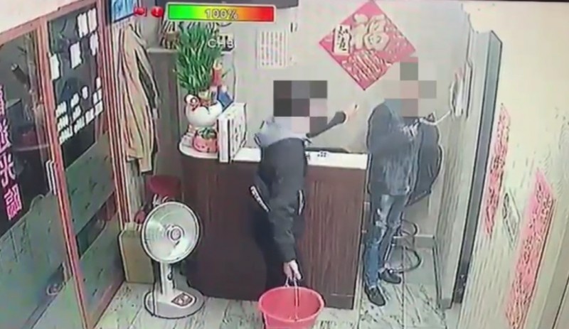 犯嫌持打火機恐嚇按摩店員。(記者王宣晴翻攝) 犯嫌持打火機恐嚇按摩店員。(記者王宣晴翻攝)