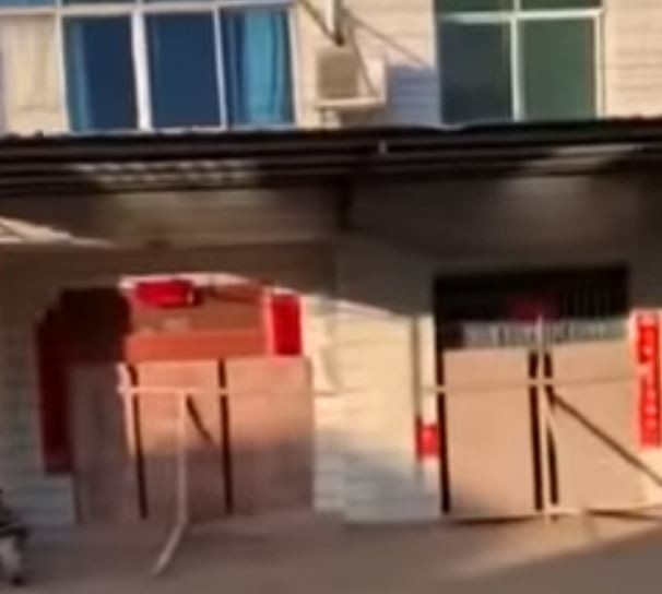 中國湖北省孝感市禁止民眾外出，影片顯示街道上整排民宅的大門全都被木條、木板封死。（圖擷自YouTube）