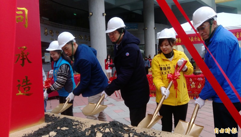 基隆市政府舉辦麥金路道路改善工程開工動土典禮，預計10月完工，市長林右昌（中）與議員們一起持鏟動土。（記者林欣漢攝）