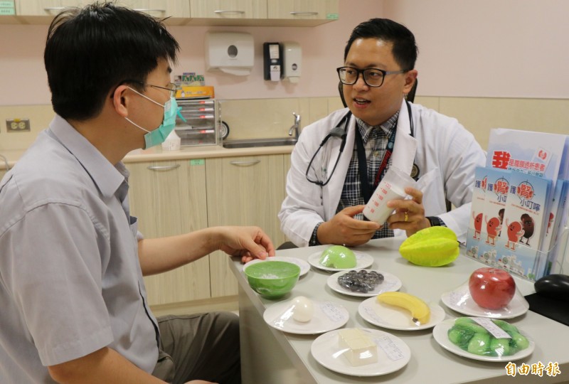亞大醫院腎臟科醫師李其育（右）提醒，民眾若要避免腎功能惡化，要調整飲食習慣。圖非當事人。（記者陳建志攝）