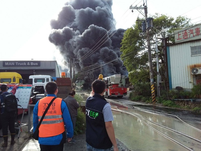 桃園市龜山區大湖路一間化學倉儲工廠今天下午發生火警，環保局派員到現場監控空氣品質，發現現場因火災導致明顯粒狀污染物及異味散布於空氣造成空氣污染。（桃園市環保局提供）