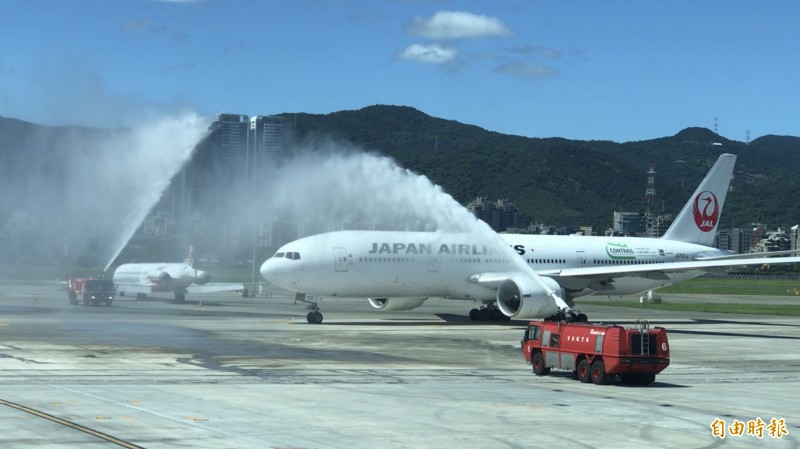 日本航空今天宣布台北-大阪航線航班將進行減班，3月份由每週7班減為每週4班。（資料照）
