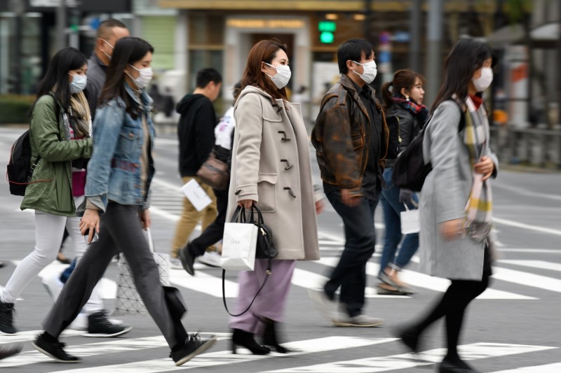 日本兵庫縣神戶紅十字醫院發生6000個口罩失竊案，目前院方已報警處理。圖為日本民眾出門紛紛戴上口罩。（彭博）