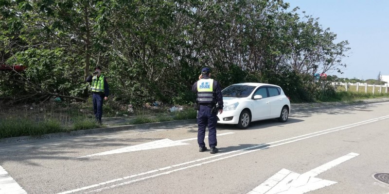 自小客車發現一具男屍。（記者張軒哲翻攝）