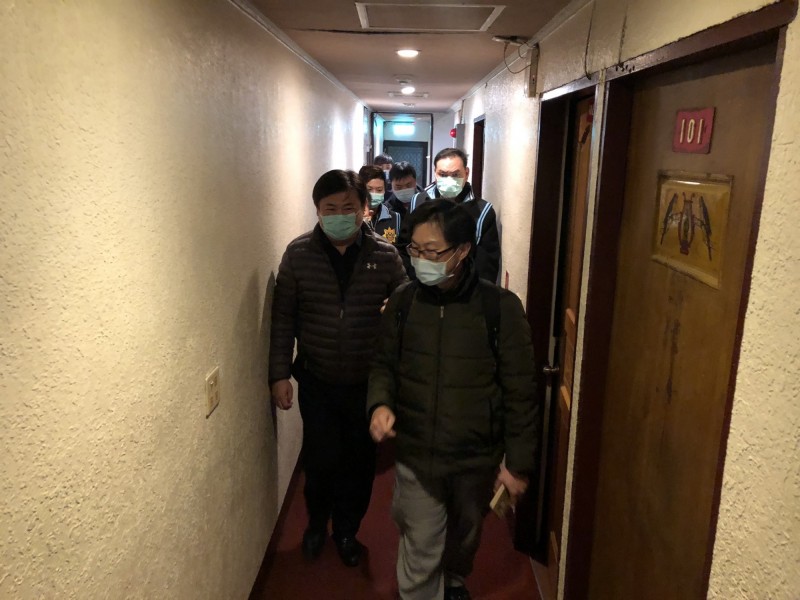 新北市新莊警方前往桃園的旅館查獲居家檢疫失聯者郭富文。（記者王宣晴翻攝）